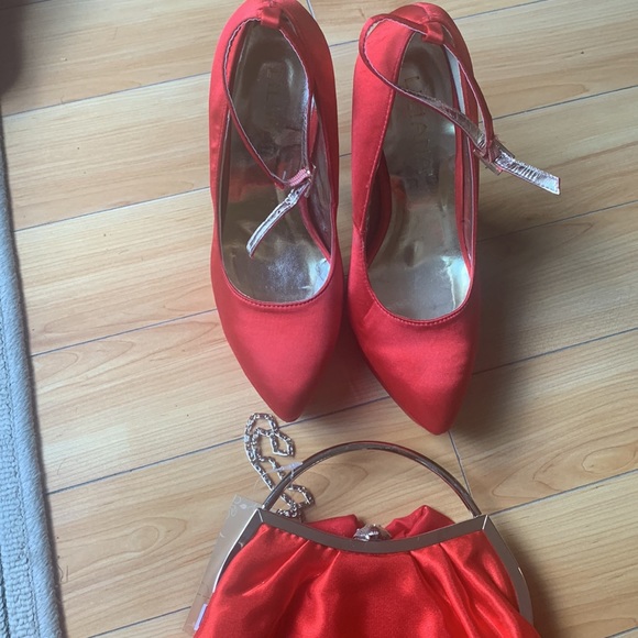 Heels and matching clutch - Picture 4 of 5